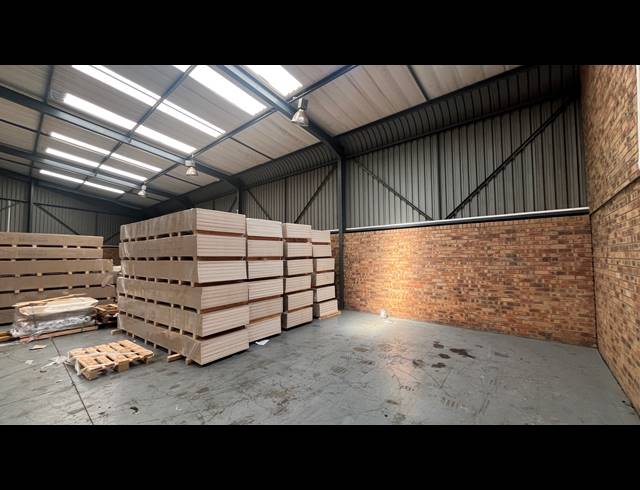 500M² WAREHOUSE TO LET IN SPARTAN